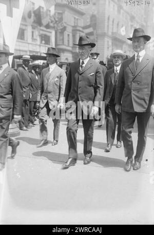 Wilson, Foto zeigt Präsident Woodrow Wilson (1856–1924) bei einer Parade des Roten Kreuzes mit Secret Service Männern auf der Fifth Avenue, New York City, 18. Mai 1918 während des Ersten Weltkriegs, 18. Mai 1918, 18. Mai, 1914–1918, Glass negative, 1 negativ: Glas Stockfoto