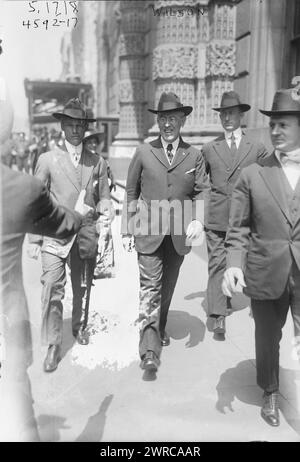 Wilson, Foto zeigt Präsident Woodrow Wilson (1856–1924) bei einer Parade des Roten Kreuzes mit Secret Service Männern auf der Fifth Avenue, New York City, 18. Mai 1918 während des Ersten Weltkriegs, 18. Mai 1918, 18. Mai, 1914–1918, Glass negative, 1 negativ: Glas Stockfoto