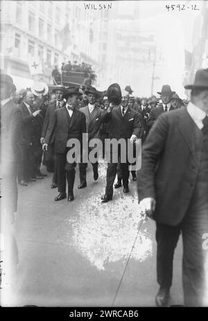 Wilson, Foto zeigt Präsident Woodrow Wilson (1856–1924) bei einer Parade des Roten Kreuzes mit Secret Service Männern auf der Fifth Avenue, New York City, 18. Mai 1918 während des Ersten Weltkriegs, 18. Mai 1918, 18. Mai, 1914–1918, Glass negative, 1 negativ: Glas Stockfoto