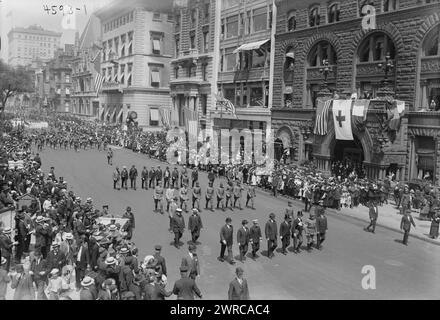 Red Cross, 1918, Foto zeigt Präsident Woodrow Wilson (1856–1924) mit General George R. Dyer von der New Yorker State Guard (links) und Wilsons Privatsekretär Joseph Patrick Tumulty (1879–1954) (rechts), der während des Ersten Weltkriegs am 18. Mai 1918 in einer Red Cross Parade auf der Fifth Avenue in New York City marschiert. Sie befinden sich vor dem New Netherland Hotel, zwischen East 59th und East 60th auf der Fifth Avenue., 18. Mai 1918, Weltkrieg, 1914-1918, Glasnegative, 1 negativ: Glas Stockfoto