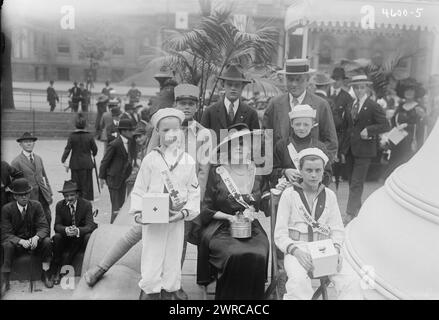 Oliver Harriman Family & Junior Naval Scouts, Foto zeigt die Familie des Börsenmaklers Oliver Harriman Jr. (1862–1940), einschließlich seiner Frau Grace Carley Harriman und der Kinder Oliver Carley, John und Borden mit zwei Junior Naval Scouts. Sie sammeln Spenden für den Zweiten Krieg des Amerikanischen Roten Kreuzes während des Ersten Weltkriegs, 1918, des Ersten Weltkriegs, 1914-1918, Glasnegative, 1 negativ: Glas Stockfoto