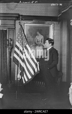 McCormack, Foto zeigt den irisch-amerikanischen Tenorsänger John McCormack (1884–1945) mit amerikanischer Flagge. 1915 und ca. 1920, Glasnegative, 1 negativ: Glas Stockfoto