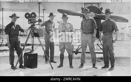 Marines' Film Männer, Foto zeigt Männer in Uniform mit einer Filmkamera auf dem Marine Flying Field, Miami, Florida während des Ersten Weltkrieges, 1918. Juni, 11. Weltkrieg, 1914-1918, Glass negative, 1 negativ: Glas Stockfoto