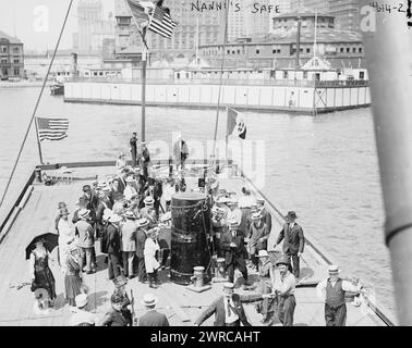Nannis Safe, Foto zeigt den Erfinder Menotti Nanni, der demonstriert, dass sein schwimmender Safe im Ozean unsinkbar war, indem er sich im Battery Park, New York City, 1918. Juni, einschloss und ihn für eine Minute in Wasser untertauchen ließ, Glass negative, 1 negative: Glass Stockfoto