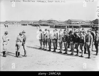 General Cole dekoriert Marines, Paris Isl'd Parris Island, S.C., Foto zeigt Brigadegeneral Eli Kelley Cole (1867-1929), der zwischen Januar und September 1918 als Befehlshaber der Marine Barracks auf Parris Island diente und während des Ersten Weltkriegs eine militärische Auszeichnung an einen Soldaten verlieh, 1918. Juni 10 (Datum wurde später erstellt oder veröffentlicht), 1914-1918, Glasnegative, 1 negativ: Glas Stockfoto