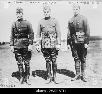 Major T. Theodore Roosevelt, Jr., Lieut. C.R. Holmes, Sgt. J.A. Murphy, Foto zeigt Leutnant Christian R. Holmes und Sergeant James A. Murphy von der Ersten Division, Sixundundzwanzigste Infanterie, die während des Ersten Weltkriegs von Major Theodore Roosevelt Jr. in Bois l'Eveque, Frankreich, am 5. April 1918 den Croix de Guerre verliehen wurden. April 1918, 5. Weltkrieg, 1914-1918, Glasnegative, 1 negativ: Glas Stockfoto