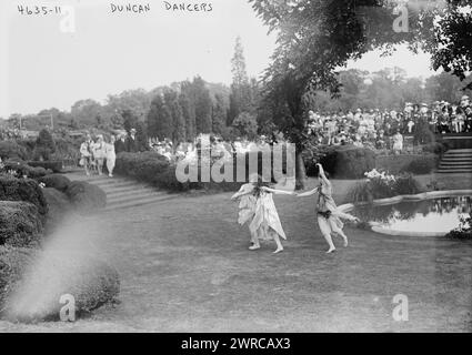 Duncan-Tänzer, Foto zeigt die Tanztruppe von Isadora Duncan (1877–1927), die am 25. Juni auf einem Gartenfest für italienische Kriegshilfe in Killenworth, Glen Cove, Long Island, New York, auftritt. 1918., 25. Juni 1918, Glas-negative, 1 negativ: Glas Stockfoto