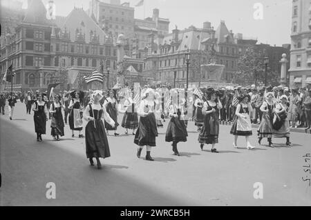 4. Juli, Foto zeigt eine Parade am 4. Juli 1918 auf der Fifth Avenue, New York City mit französisch-amerikanischen Mädchen, die die französische Division anführen., 4. Juli 1918, Glass negative, 1 negative: Glass Stockfoto