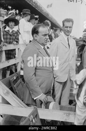 Caruso & Zirata, d. h. Zirato, Foto zeigt den italienischen Tenor-Opernsänger Enrico Caruso (1873–1921) mit Bruno Zirato, seinem persönlichen Sekretär bei einem Police Field Day Benefit auf dem Sheepshead Bay Speedway, Brooklyn, New York City, 31. August 1918. 1918 Aug. 31, Glasnegative, 1 negativ: Glas Stockfoto