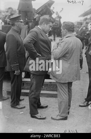 McCormack, Foto zeigt irisch-amerikanischer Tenor-Sänger John McCormack (1884–1945), der mit einem Mann beim Police Field Day Benefit auf dem Sheepshead Bay Speedway, Brooklyn, New York, am 31. August 1918 spricht. 1918 Aug. 31, Glasnegative, 1 negativ: Glas Stockfoto