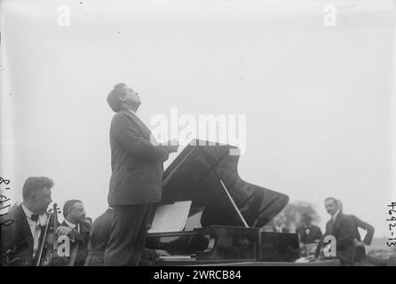 McCormack, Foto zeigt den irisch-amerikanischen Tenor-Sänger John McCormack (1884–1945), der am Police Field Day Benefit auf dem Sheepshead Bay Speedway, Brooklyn, New York City, am 31. August 1918 singt. 1918 Aug. 31, Glasnegative, 1 negativ: Glas Stockfoto