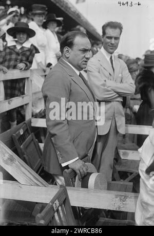 Caruso & Zirata, d. h. Zirato, Foto zeigt den italienischen Tenor-Opernsänger Enrico Caruso (1873–1921) mit seinem Sekretär Bruno Zirato bei einem Police Field Day Benefit auf dem Sheepshead Bay Speedway, Brooklyn, New York City, 31. August 1918. 1918. August 31, Glas-negative, 1 negativ: Glas Stockfoto