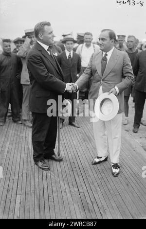 Caruso & Wallis, Foto zeigt Frederick Albert Wallis (1869-1951), stellvertretender Polizeichef von New York City mit dem italienischen Tenorsänger Enrico Caruso (1873-1921) bei einem Police Field Day Benefit auf dem Sheepshead Bay Speedway, Brooklyn, New York City, 31. August 1918. 1918 Aug. 31, Glasnegative, 1 negativ: Glas Stockfoto