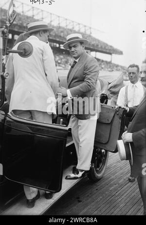 Caruso, Foto zeigt den italienischen Tenorsänger Enrico Caruso (1873–1921) bei einem Police Field Day Benefit auf dem Sheepshead Bay Speedway, Brooklyn, New York City, 31. August 1918. 1918 Aug. 31, Glasnegative, 1 negativ: Glas Stockfoto