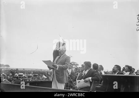 Caruso, Foto zeigt den italienischen Tenor-Opernsänger Enrico Caruso (1873–1921) bei einem Police Field Day Benefit auf dem Sheepshead Bay Speedway, Brooklyn, New York City, 31. August 1918. 1918 Aug. 31, Glasnegative, 1 negativ: Glas Stockfoto