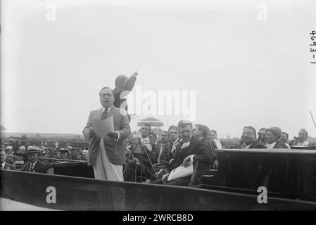Caruso, Foto zeigt den italienischen Tenor-Opernsänger Enrico Caruso (1873–1921) und seine Frau, die ehemalige Miss Dorothy Park Benjamin (1893–1955), bei einem Police Field Day Benefit auf dem Sheepshead Bay Speedway, Brooklyn, New York City, 31. August 1918. 1918 Aug. 31, Glasnegative, 1 negativ: Glas Stockfoto