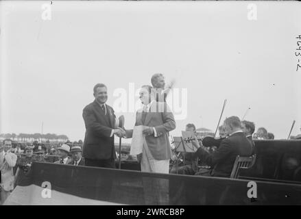Caruso, Foto zeigt den italienischen Tenor-Opernsänger Enrico Caruso (1873–1921) bei einem Police Field Day Benefit auf dem Sheepshead Bay Speedway, Brooklyn, New York City, 31. August 1918. 1918 Aug. 31, Glasnegative, 1 negativ: Glas Stockfoto