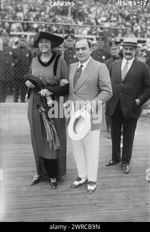 Carusos, Foto zeigt den italienischen Tenor-Opernsänger Enrico Caruso (1873–1921) und seine Frau, die ehemalige Miss Dorothy Park Benjamin (1893–1955), bei einem Police Field Day Benefit auf dem Sheepshead Bay Speedway, Brooklyn, New York City, 31. August 1918. 1918 Aug. 31, Glasnegative, 1 negativ: Glas Stockfoto