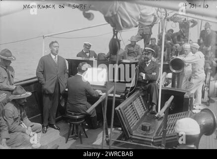 McCormack auf 'Surf', Foto zeigt den irisch-amerikanischen Tenorsänger John McCormack (1884–1945) an Bord der Surf, einer Yacht, die Dr. John A. Harriss gehört, einem Mitglied des Exekutivkomitees des Bürgermeisterkomitees für nationale Verteidigung während einer Kreuzfahrt um den Hafen von New York, um Marinesoldaten und Seeleute zu retten. 1918. Sept., Glasnegative, 1 negativ: Glas Stockfoto