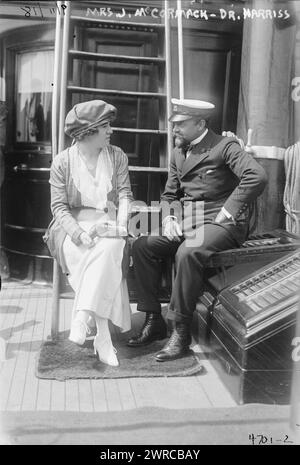 Mrs. J. McCormack - Dr. Harriss, Foto zeigt Dr. John Alton Harriss, Verkehrsminister von New York, der zusammen mit der Ehefrau des irisch-amerikanischen Tenorsängers John McCormack (1884–1945) Mitglied des Exekutivkomitees des Mayor's Committee on National Defence war. Sie waren an Bord der Surf, einer Yacht, die Harriss während einer Kreuzfahrt um den Hafen von New York gehörte, um Marines und Seeleute zu retten., 1918. September, Glass negative, 1 negative: Glass Stockfoto