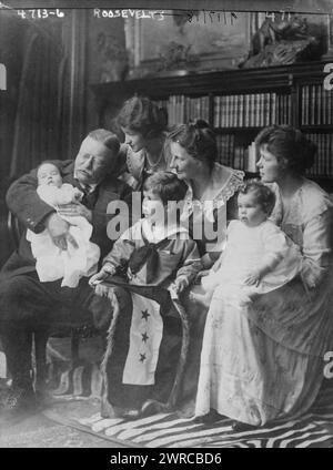 Roosevelts, Foto zeigt die Familie von Präsident Theodore Roosevelt einschließlich: (Von links nach rechts) Präsident Roosevelt hält Baby Archibald Bulloch Roosevelt, Jr. (1918-1990); Grace Stackpole Lockwood Roosevelt (1893-1971) (Ehefrau von Archibald Bulloch 'Archie' Roosevelt); Edith Kermit Carow Roosevelt (1861-1948) mit Richard Derby, Jr. (1914-1922); und Ethel Carow Roosevelt Derby (1891–1977) mit Edith Roosevelt (Derby) Williams (1917–2008)., 1918, Glass negative, 1 negative: Glass Stockfoto