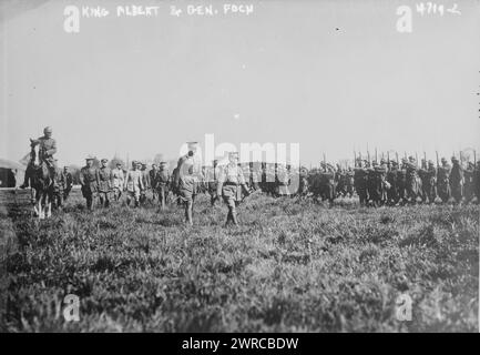 König Albert & General Foch, Foto zeigt Marschall Ferdinand Jean Marie Foch (1851–1929), ein französischer General, der während des letzten Jahres des Ersten Weltkriegs mit Albert I., König der Belgier (1875–1934) auf dem Houthem-Flugplatz in Belgien als alliierter Oberbefehlshaber diente., 7. Oktober 1918, Weltkrieg, 1914-1918, Glasnegative, 1 negativ: Glas Stockfoto