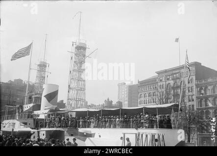 Französische Frauen auf REKRUTEN, Foto zeigt französische Frauen auf Deck der USS Recruit, ein hölzernes Modell eines Schlachtschiffs, das von der Navy auf dem Union Square, New York City gebaut wurde, um Seeleute zu rekrutieren und Freiheitsanleihen während des Ersten Weltkriegs zu verkaufen, 1917 oder 1918, Weltkrieg, 1914-1918, Glasnegative, 1 negativ: Glas Stockfoto