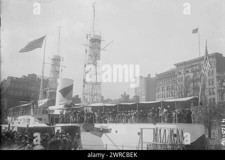 Das Foto zeigt französische Frauen auf dem Deck der USS Recruit, einem hölzernen Modell eines Schlachtschiffs, das von der Navy auf dem Union Square, New York City gebaut wurde, um Seeleute zu rekrutieren und Liberty Bonds während des Ersten Weltkriegs zu verkaufen, 1917 oder 1918, Glass negative, 1 negativ: Glass Stockfoto