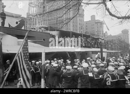 Das Foto zeigt eine Militäranlage, die neben der USS Recruit spielt, einem hölzernen Modell eines Schlachtschiffs, das von der Navy am Union Square in New York City gebaut wurde, um Seeleute zu rekrutieren und Liberty Bonds während des Ersten Weltkriegs zu verkaufen Französische Frauen stehen an Deck, 1917 oder 1918, Weltkrieg, 1914-1918, Glasnegative, 1 negativ: Glas Stockfoto