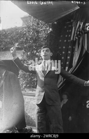 Eddie Cantor, das Foto zeigt Eddie Cantor (ca. 1892–1964) (* Edward Israel Iskowitz), ein amerikanischer Künstler, Komiker, Tänzer, Schauspieler und Songwriter. Das Foto wurde im Liberty Bond Theatre vor der New York Public Library auf der 5th Avenue aufgenommen, wo Cantor am Lambs Club Day am 18. Oktober 1918 erschien., 18. Oktober 1918, Glass negative, 1 negative: Glass Stockfoto