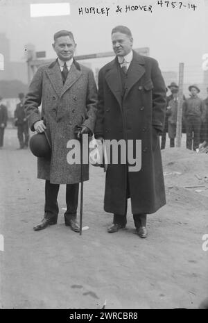 Hurley & Hoover, Foto zeigt den Geschäftsmann und Hersteller Edward Nash Hurley (1864-1933) mit Herbert Hoover (1874-1964), Direktor der US-amerikanischen Lebensmittelbehörde während des Ersten Weltkriegs auf der Straße in New York City. 1915 und ca. 1920, Glasnegative, 1 negativ: Glas Stockfoto