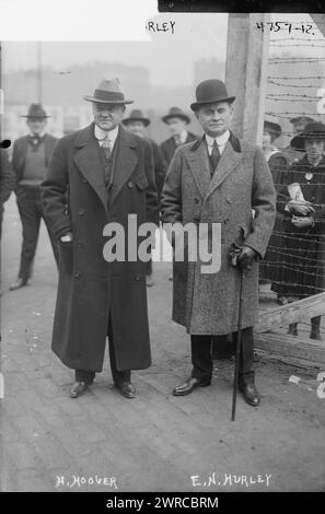 Hoover & Hurley, Foto zeigt Geschäftsmann und Hersteller Edward Nash Hurley (1864–1933) mit Herbert Hoover (1874–1964), Direktor der US-amerikanischen Lebensmittelbehörde während des Ersten Weltkriegs auf der Straße in New York City. 1915 und ca. 1920, Glasnegative, 1 negativ: Glas Stockfoto