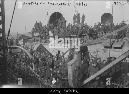 Das Foto zeigt den Seefahrer RMS Mauretania in New York City mit amerikanischen Piloten und anderen Truppen, die nach dem Ersten Weltkrieg am 2. Dezember 1918 aus Europa zurückkehrten 1918. Das Schiff ist in Blendschutz gemalt., 2. Dezember 1918, Glasnegative, 1 negativ: Glas Stockfoto