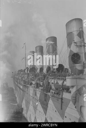 MAURETANIA, Foto zeigt den Seefahrer RMS Mauretania in New York City mit amerikanischen Piloten und anderen Truppen, die nach dem Ersten Weltkrieg am 2. Dezember 1918 aus Europa zurückkehrten. Das Schiff ist in Blendschutz gemalt., 2. Dezember 1918, Glasnegative, 1 negativ: Glas Stockfoto