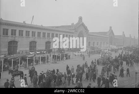 Cunard Pier, Foto zeigt Menschen, die auf den Ozeanliner RMS Mauretania am Cunard Pier in New York City warteten, der mit amerikanischen Piloten und anderen Truppen aus Europa nach dem Ersten Weltkrieg am 2. Dezember 1918 zurückkehrte. 2. Dezember 1918, Glass negative, 1 negative: Glass Stockfoto