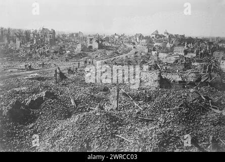 Bailleul, 1918, Foto zeigt die Ruinen von Bailleul, Frankreich, nachdem die deutschen Truppen am 30. August 1918 während der Schlacht von Bailleul, die Teil der Schlacht bei den Lys war, verließen Foto aufgenommen am 1. September 1918, 1918. September 1, Weltkrieg 1914-1918, Glasnegative, 1 negativ: Glas Stockfoto