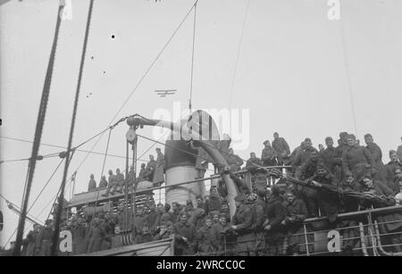 MAURETANIA, Foto zeigt den Seefahrer RMS Mauretania in New York City mit amerikanischen Piloten und anderen Truppen, die nach dem Ersten Weltkrieg aus Europa zurückkehrten, am 2. Dezember 1918., 1918. Dezember 2, Glass negative, 1 negative: Glass Stockfoto