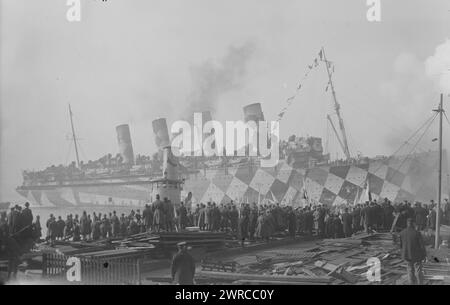 MAURETANIA, Foto zeigt den Seefahrer RMS Mauretania in New York City mit amerikanischen Piloten und anderen Truppen, die nach dem Ersten Weltkrieg am 2. Dezember 1918 aus Europa zurückkehrten. Das Schiff ist in Blendschutz gemalt., 1918. Dezember 2, Glasnegative, 1 negativ: Glas Stockfoto