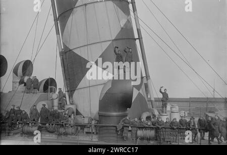 MAURETANIA, Foto zeigt den Seefahrer RMS Mauretania in New York City mit amerikanischen Piloten und anderen Truppen, die nach dem Ersten Weltkrieg am 2. Dezember 1918 aus Europa zurückkehrten. Das Schiff ist in Blendschutz gemalt., 2. Dezember 1918, Glasnegative, 1 negativ: Glas Stockfoto