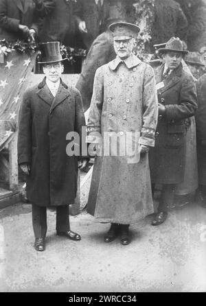 Baker & General March, Foto zeigt den Anwalt und Politiker Newton Diehl Baker Jr. (1871–1937), der von 1916 bis 1921 als US-Kriegsminister mit dem Stabschef Peyton Conway March (1864–1955) diente. 1915 und ca. 1920, Glasnegative, 1 negativ: Glas Stockfoto