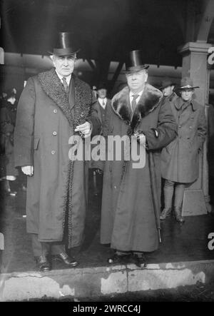 Sens. Harding & Chamberlain, Foto zeigt Senator Warren G. Harding (1865–1923) und Senator George Earle Chamberlain (1854–1928), wahrscheinlich bei der Beerdigung von Theodore Roosevelt, Oyster Bay, New York State, Januar 1919., 1919. Januar, Glasnegative, 1 negativ: Glas Stockfoto