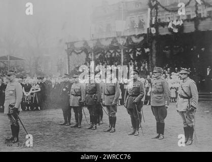 Das Foto zeigt die französische Militärzeremonie in Metz, Frankreich, als Präsident Poincare General Pétain den Militärstab eines Marschalls von Frankreich übergab. Generäle sind von links nach rechts: Philippe Pétain, Joseph Joffre, Ferdinand Foch, Maxime Weygand, Douglas Haig, John J. Pershing, Cyriaque Gillain, Alberico Albricci, Józef Haller, 8. Dezember 1918, Weltkrieg, 1914-1918, Glasnegative, 1 negativ: Glas Stockfoto