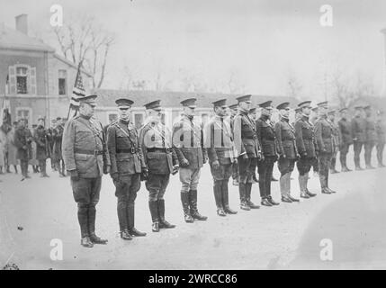 Das Foto zeigt Generäle der amerikanischen Expeditionstruppen in Frankreich, fotografiert unmittelbar nachdem sie von Marschall Petain als Kommandeure in der französischen Ehrenlegion im amerikanischen Hauptquartier Chaumont benannt worden waren. Von links nach rechts: Generalleutnant Hunter Liggett, Generalleutnant Robert L. Bullard, Generalleutnant James McAndrew, Generalleutnant James G. Harbord, Generalleutnant Charles F. Summerall, Generalleutnant John H. Hines, Generalleutnant Edward H. Lewis, Brigadegeneral Michael J. Lenihan, Brigadegeneral William Mitchell Stockfoto