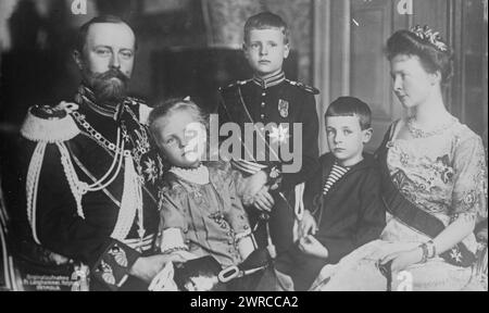 Leopold von Lippe & Familie, Foto zeigt Leopold IV., Prinz von Lippe (1871–1949), der als letzter Herrscher von Lippe diente. Leopold ist mit seiner ersten Frau Prinzessin Bertha und drei ihrer Kinder (von links nach rechts): Prinzessin Karoline, Prinz Ernst und Prinz Leopold Bernhard., zwischen ca. 1915 und ca. 1920, Glasnegative, 1 negativ: Glas Stockfoto