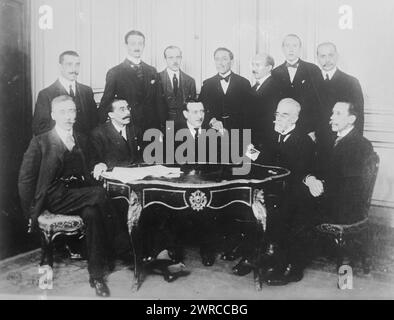 Portugiesisch Peace com'n, Foto zeigt portugiesische Vertreter auf der Friedenskonferenz 1919 in Paris nach dem Ersten Weltkrieg Von links nach rechts, Sitzplatz: Freiere d'Andrade; Senor Varconcellos; Dr. Egas Monis; Batalha Reis; Garcia Rosado. Von links nach rechts, stehend: Botelho de Sousa; Joan Bianchi; Egas Alporin; Espirito Santo Launa; Santoas Viegas; Terestrello de Varconcellos. Paris France.", 11. Januar 1919, Weltkrieg, 1914-1918, Glasnegative, 1 negativ: Glas Stockfoto