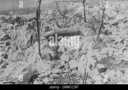 Ein österreichischer 'Dud', 305er-Panzer, Foto zeigt eine nicht explodierte Artillerieguss, die wahrscheinlich aus einem 305 mm Skoda-Mörser während des Ersten Weltkriegs, 1918, des Weltkriegs, 1914-1918, Glasnegative, 1 negativ: Glas Stockfoto