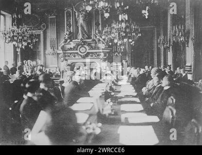 Friedenskonferenz, Foto zeigt die Teilnehmer der Pariser Friedenskonferenz (Versailles Peace Conference) im Salon de l'Horloge, Quai d'Orsay, französisches Ministerium für auswärtige Angelegenheiten, Paris, Frankreich. Präsident Poincare von Frankreich wird gezeigt, wie er seine Eröffnungsansprache hält, 18. Januar 1919, 1919. Januar 18, Weltkrieg, 1914-1918, Glasnegative, 1 negativ: Glas Stockfoto