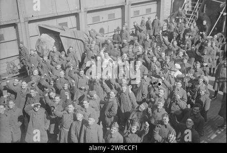 27. Ankunft, Foto zeigt Soldaten der 27. Division der US-Armee, die nach dem Ersten Weltkrieg von Frankreich nach New York City auf dem Ozeanschiff Leviathan am 6. März 1919 ankamen. 1919. Weltkrieg, 1914-1918. Glasnegative, 1 negativ: Glas Stockfoto