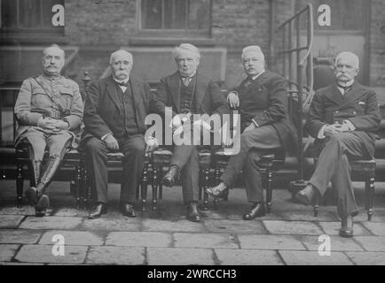 Foch, Clemenceau, Lloyd George, Orlando, Sonnino, das Foto zeigt den französischen General Ferdinand Foch (1851-1929), den französischen Premierminister Georges Benjamin Clemenceau (1841-1929), den britischen Premierminister David Lloyd George (1863-1945), den italienischen Premierminister Vittorio Emanuele Orlando (1860-1952) und den italienischen Außenminister Baron Sidney Costantino Sonnino (1847-1922). 1915 und ca. 1920, Glasnegative, 1 negativ: Glas Stockfoto