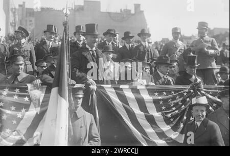 Gov. Smith Reviews 27th, Foto zeigt Gouverneur Alfred Emanuel Smith (1873-1944) von New York, Rezension einer Parade für die Soldaten der 27th Division der US Army in New York City nach dem Ersten Weltkrieg, 1919 März, Weltkrieg, 1914-1918, Glas negative, 1 negativ: Glas Stockfoto